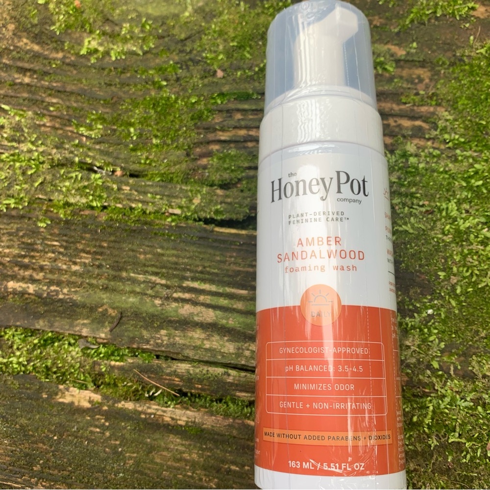 Amber Sandalwood Feminine Foaming Wash